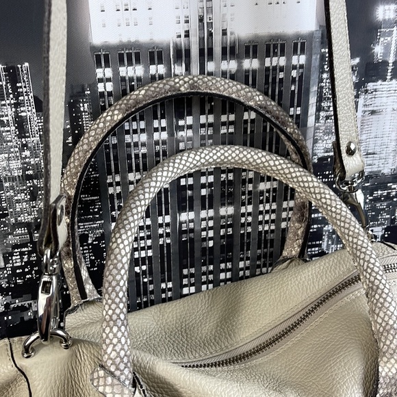 Alberta Di Canio Italian Made beige or stone color Leather crossbody or shoulder - Picture 4 of 15